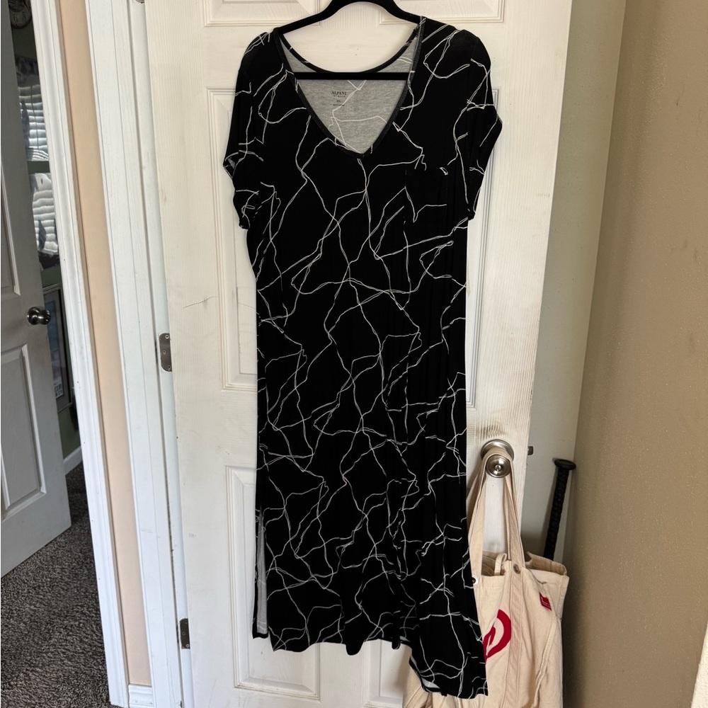 🆕 Alfani 👗 Black and White Asymmetrical Midi sleepwear